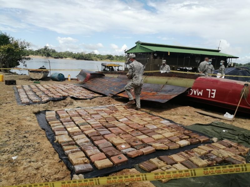 La droga fue incautada en un bote con doble fondo que navegaba por el río Inírida.