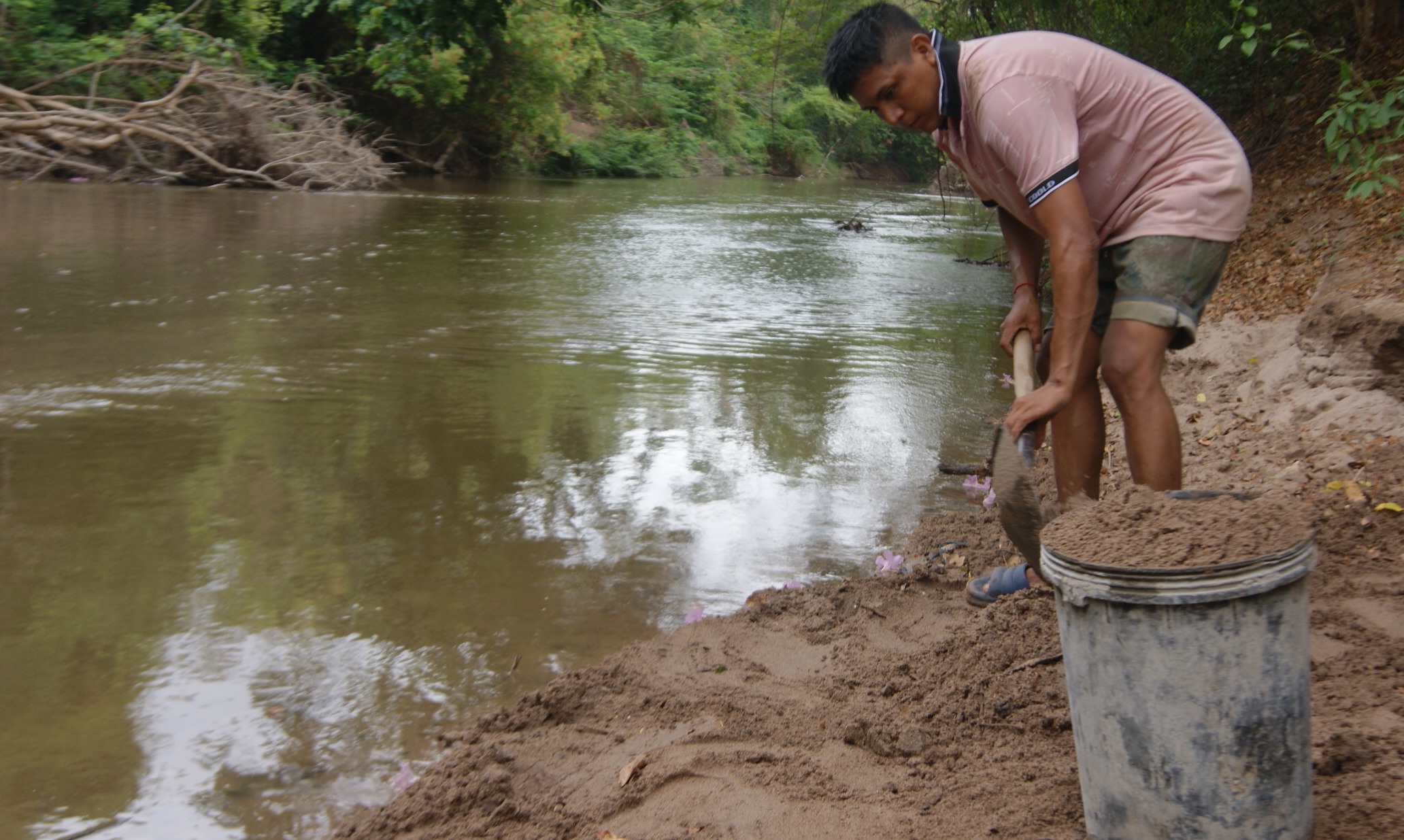 Un indígena wayúu saca arena del río Ranchería, contaminado por la producción de carbón
